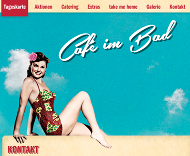 Logo Café im Bad, Dame in einem Badeanzug lacht in die Kamera 