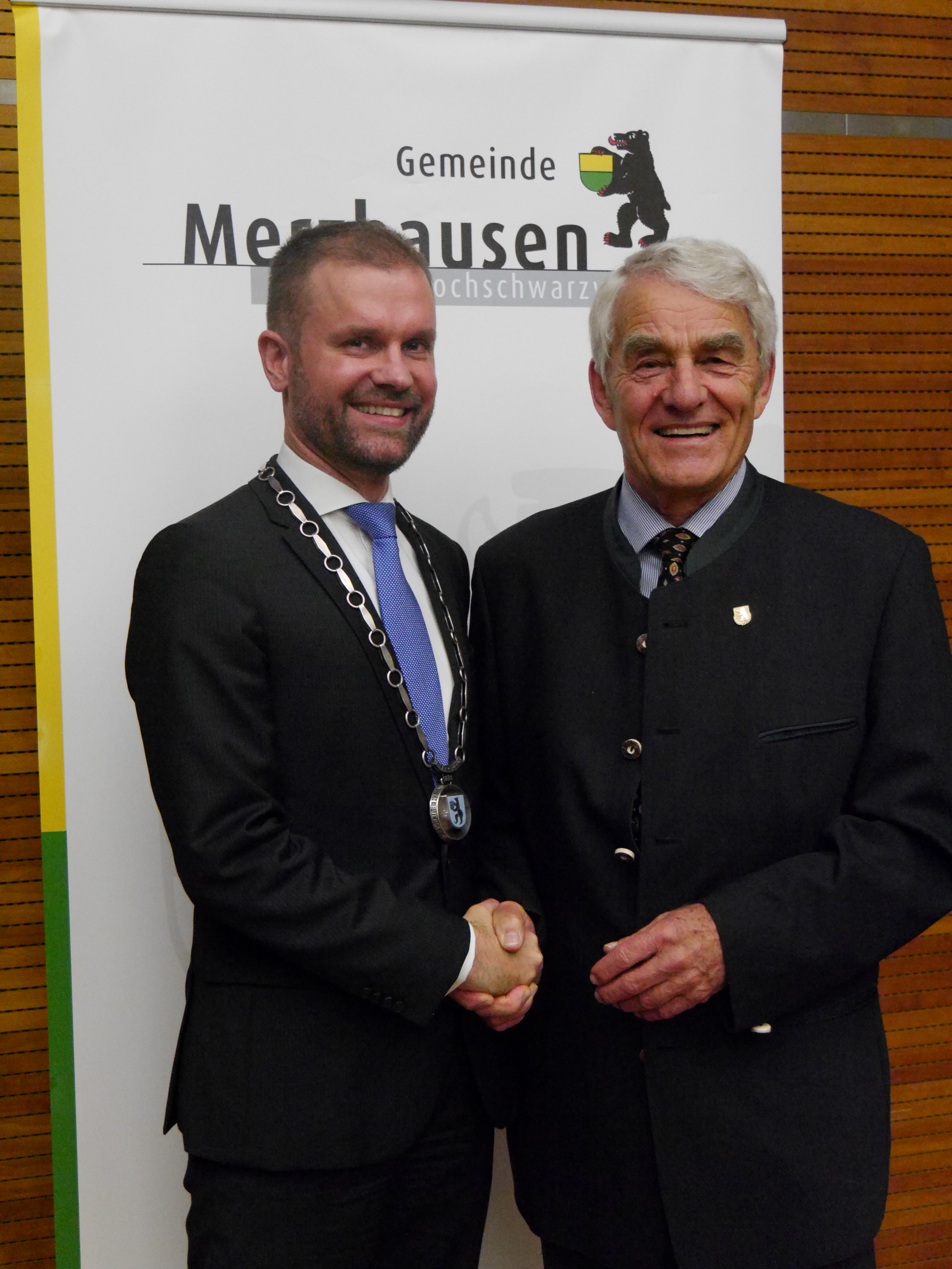 Eugen Isaak (rechts) wird 2017 von Bürgermeister Christian Ante zu Ehrenbürger der Gemeinde Merzhausen ernannt