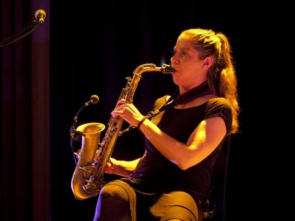 Al Jawala im FORUM - Steffi Schimmer am Saxophon