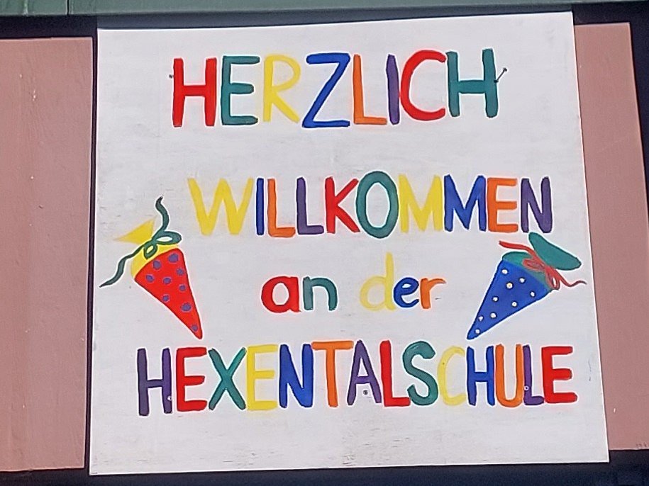 Plakat: Herzlich Willkommen an der Hexentalschule 