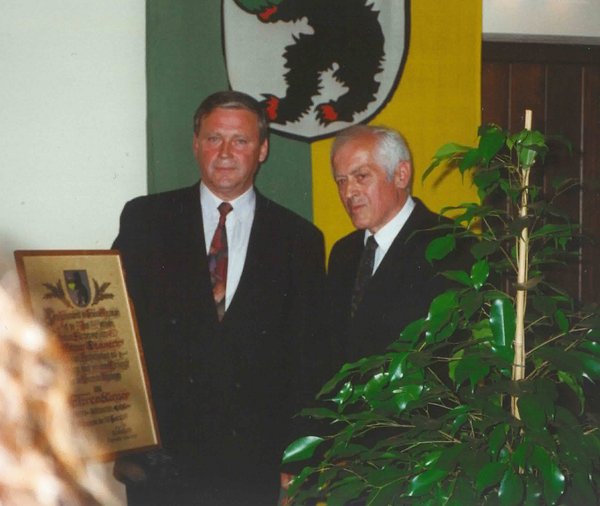 Werner Dammert (links) erhält die Ehrenbürgerschaft von Hugo Ott (stellv. Bürgermeister) 1993